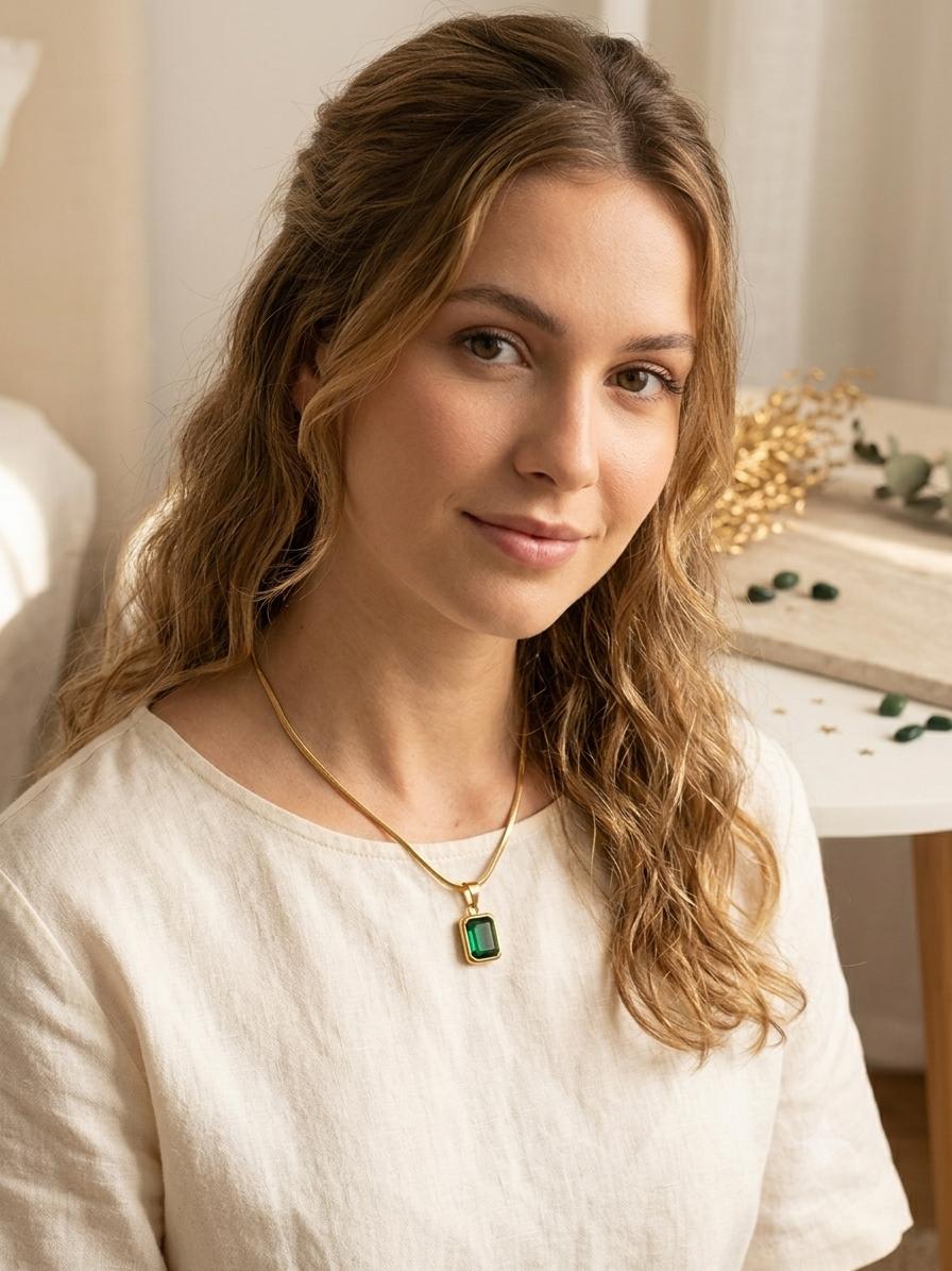 Emerald Glow Pendant Necklace | Jewel Birds